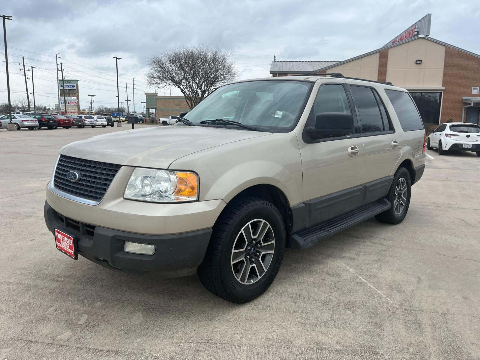 2004 GOLD /TAN Ford Expedition XLT 4.6L 2WD (1FMRU15W54L) with an 4.6L V8 SOHC 16V engine, 4-Speed Automatic Overdrive transmission, located at 14700 Tomball Parkway 249, Houston, TX, 77086, (281) 444-2200, 29.928619, -95.504074 - Photo #2